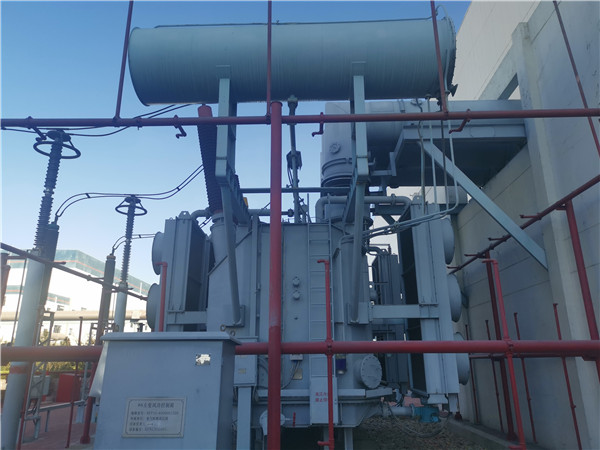 我公司承接龍口南山集團(tuán)SFP11-400000/220KVA超高壓電力變壓器維護(hù)保養(yǎng)現(xiàn)場。