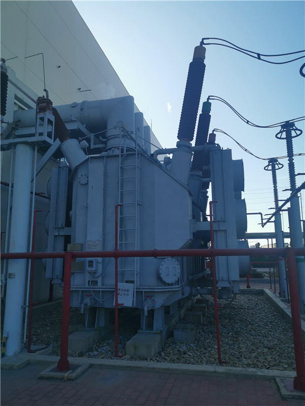 我公司承接龍口南山集團(tuán)SFP11-400000/220KVA超高壓電力變壓器維護(hù)保養(yǎng)現(xiàn)場。
